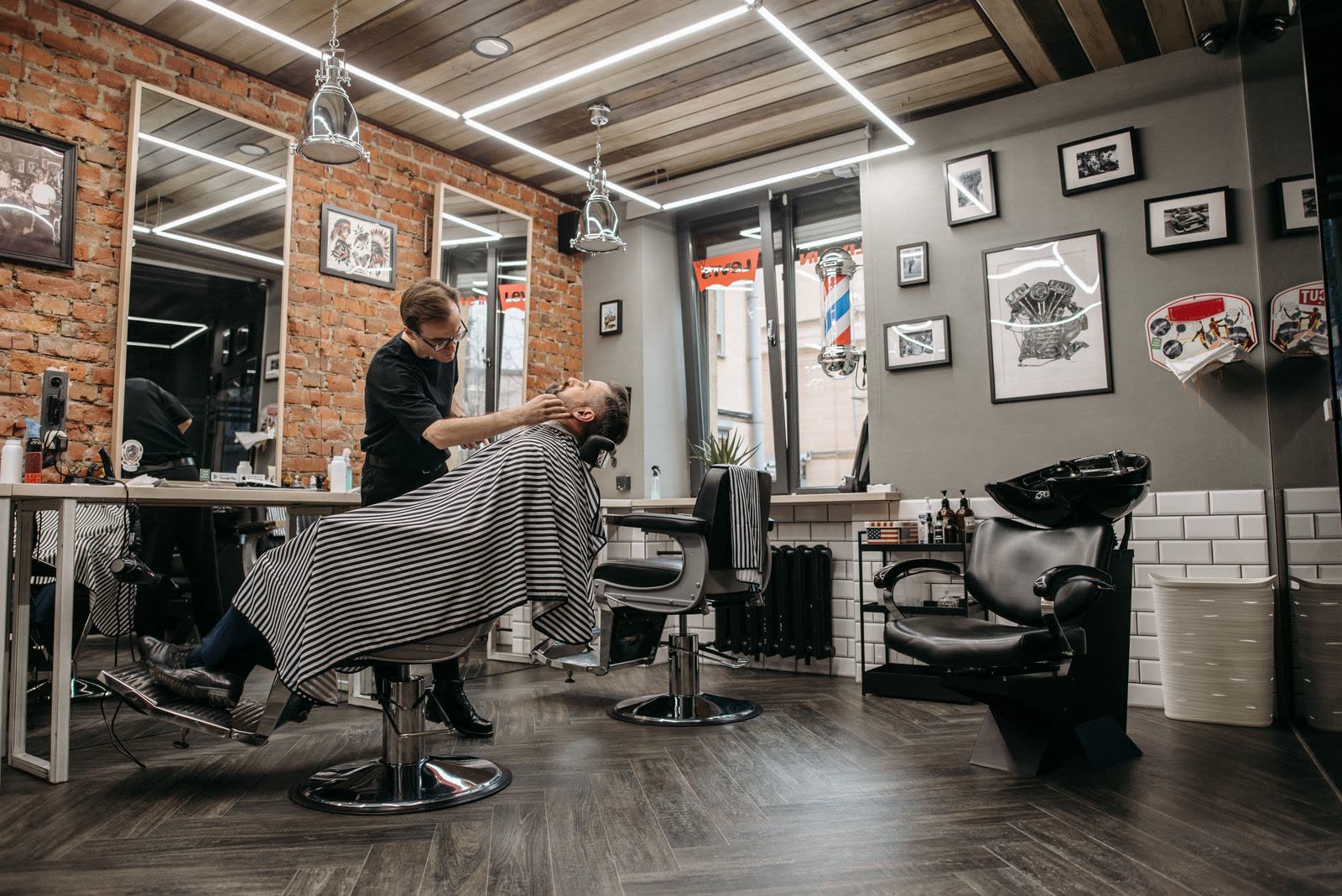 Barbier modelleert een baard bij Vesper Barbers