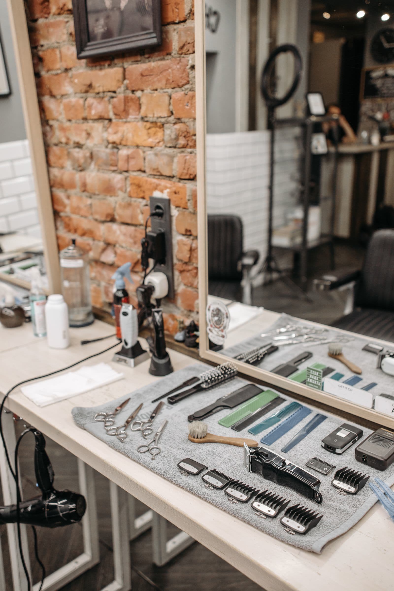 Barbergereedschap: schaar, tondeuse en kam