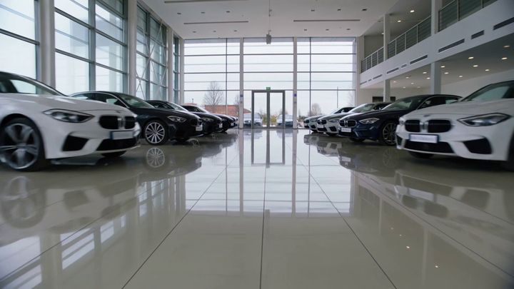 APEX — immersive autodealer met AI-video-showroom