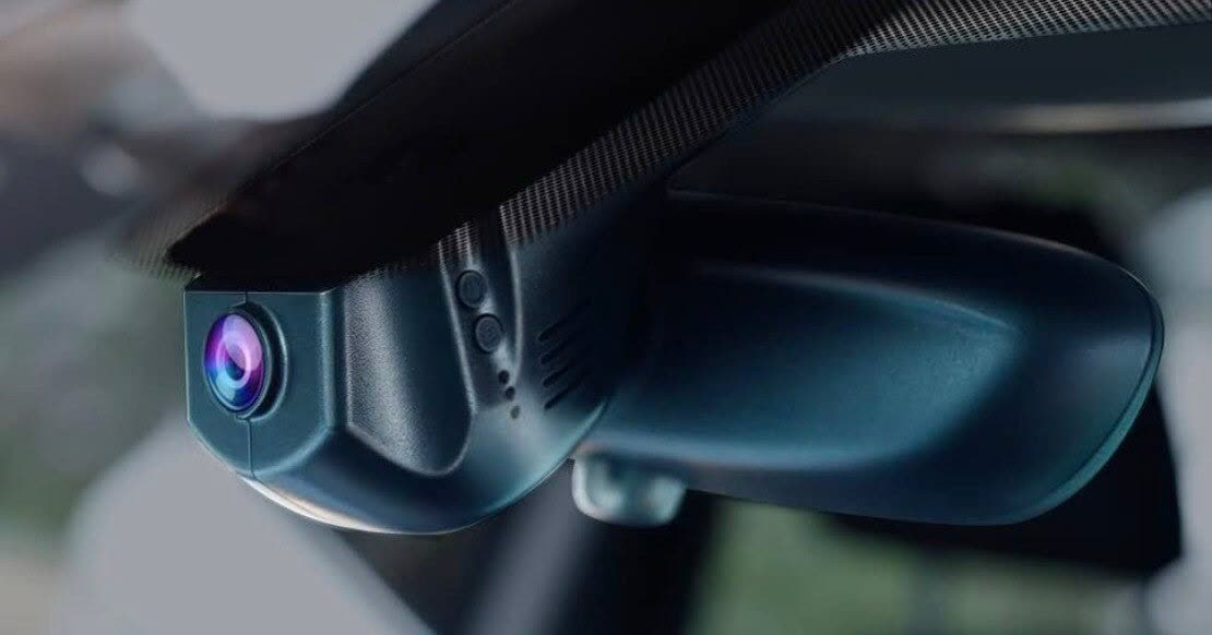 Onzichtbaar weggewerkte dashcam achter de binnenspiegel