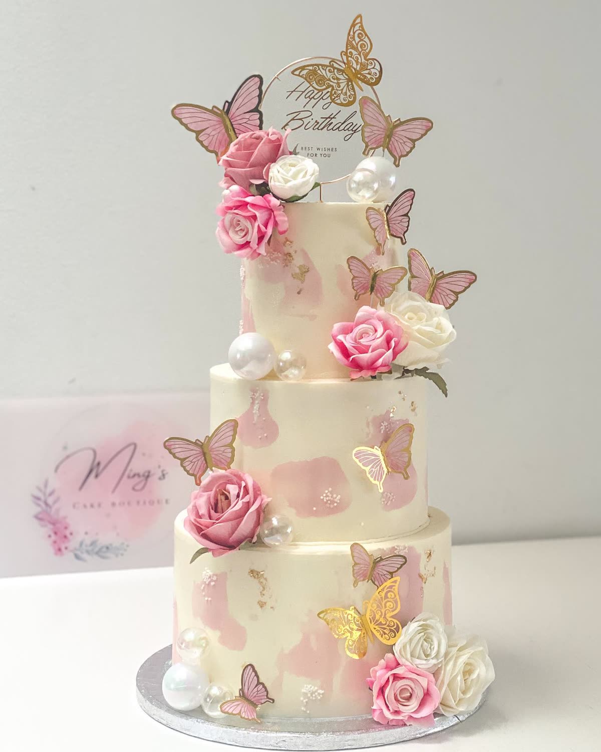 Tweelaags roomboter-verjaardagstaart met roze rozen en vlinders — Ming's Cake Boutique